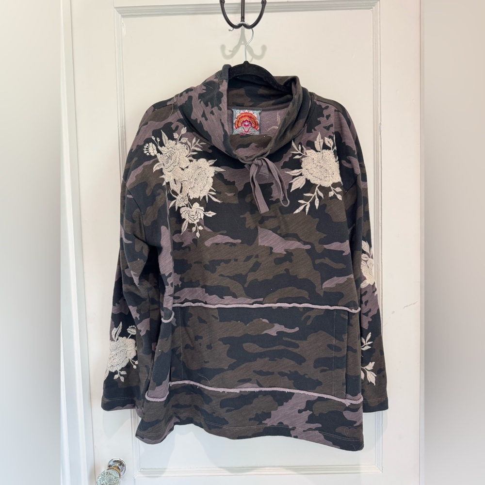 Johnny Was - Camo Sweatshirt - Santal Turtle Neck - Size M